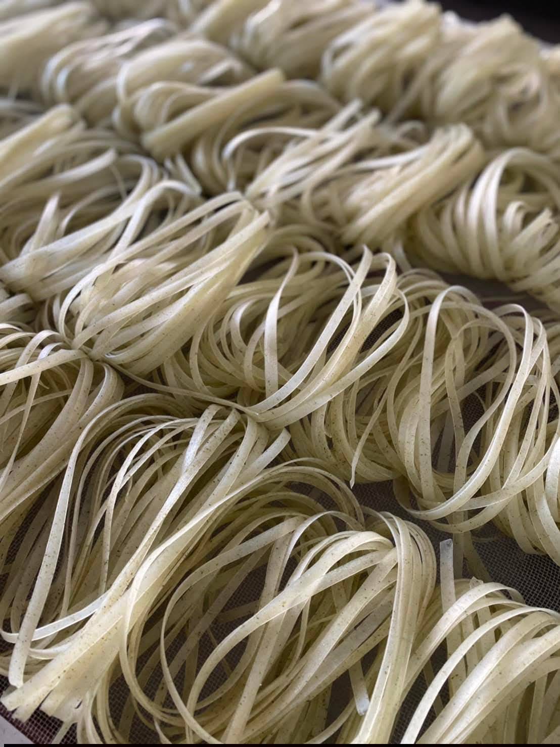 เส้นจันทน์สาหร่ายผักกาดทะเล (Chanthaburi Sea Lettuce Rice Noodles 200g)