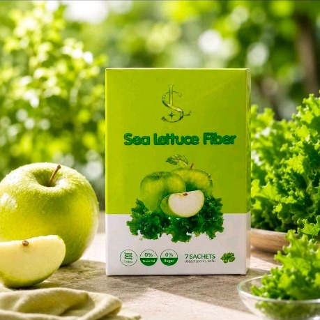 Sea Lettuce Fiber บนโต๊ะไม้ธรรมชาติคู่ผลแอปเปิ้ลเขียวและสาหร่ายผักกาดทะเล